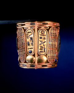 Armband met het cartouche van Psusennes I gevonden op de armen van Koning Amenemope in Tanis, Derde Tussenperiode